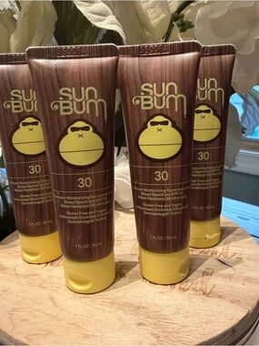 4 mini Sun Bum Premium
Moisturizing Sunscreen SPF 30 (1
Oz ea) Exp 01/2028